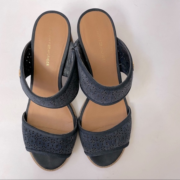 Tommy Hilfiger Women’s Blue Laser Cut Stacked Block Heeled Sandals 
Size 8.5 - Picture 7 of 12